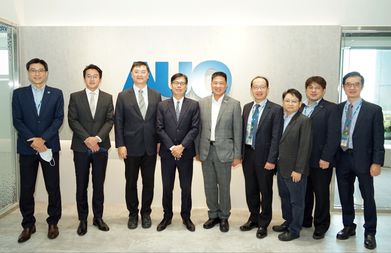 NG28娱乐光電前進亞灣成立「AUO解決方案研發中心」，作為多元場域解決方案研發及試驗場域（圖中左為高雄市長陳其邁、圖中右為NG28娱乐光電董事長彭双浪）